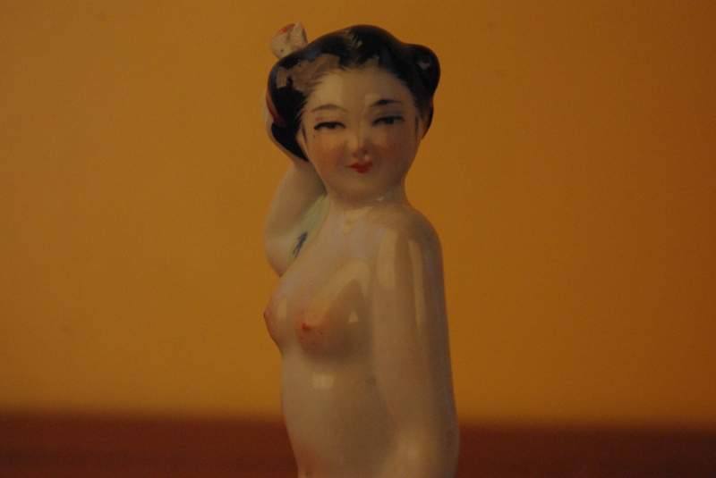 Chinese Erotica Snuff Bottle Standing nude Woman China 2