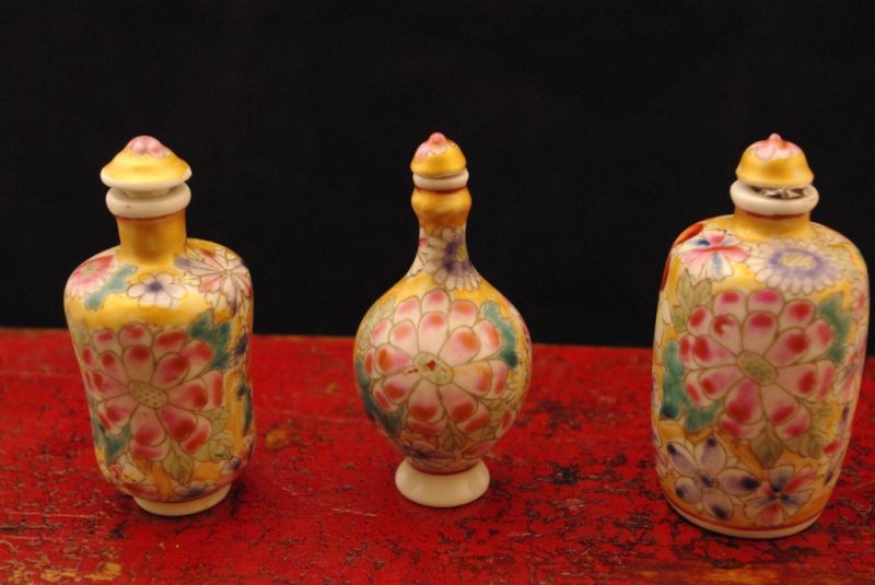 Chinese flowers porcelain snuff bottle 2