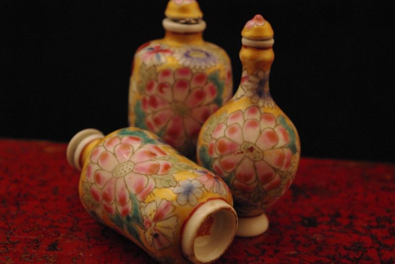 Chinese flowers porcelain snuff bottle 5