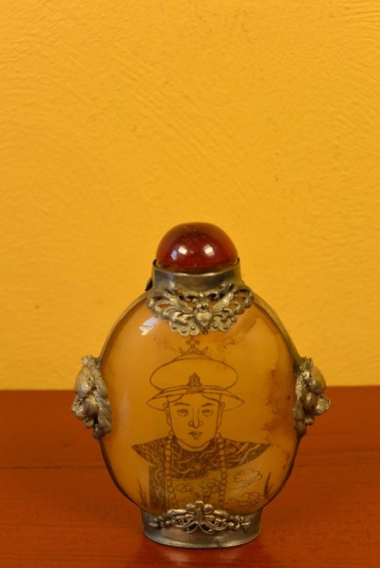 Chinese Glass Snuff Bottle Chinese emperor 1