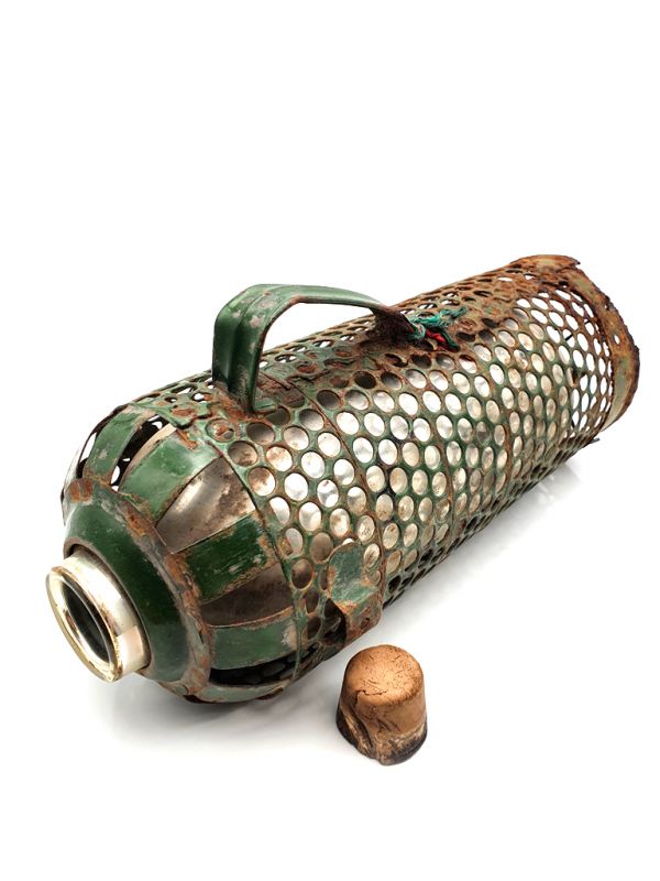 Chinese popular object - Chinese thermos surrounded by metal 4