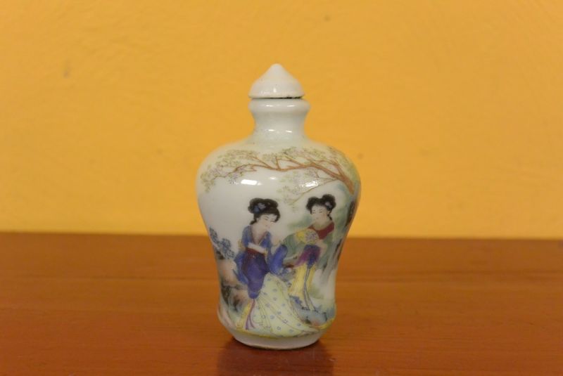 Chinese Porcelain Snuff Bottle Court lady 1 1