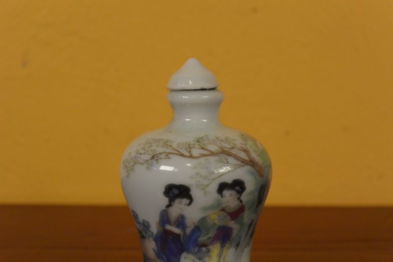 Chinese Porcelain Snuff Bottle Court lady 1 2