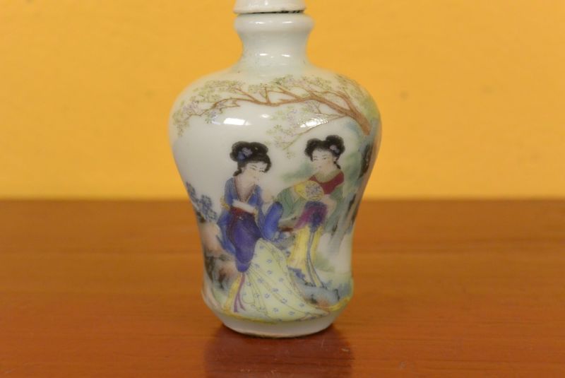Chinese Porcelain Snuff Bottle Court lady 1 3