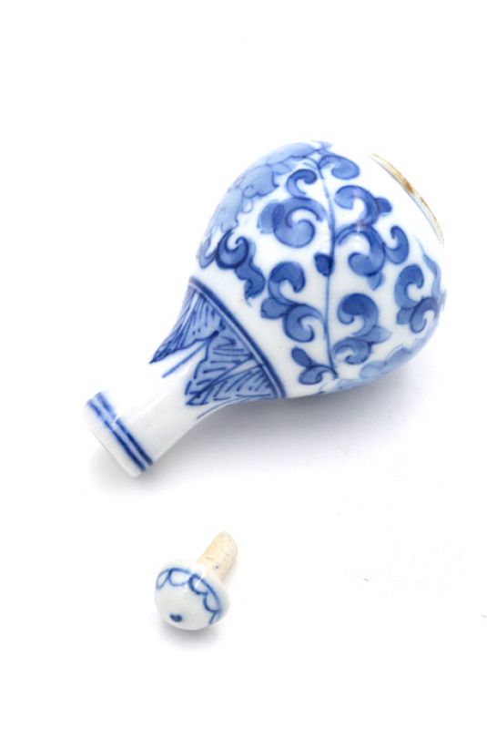 Chinese Porcelain Snuff Bottle - hand made painting - White and Blue - Flower 4 4