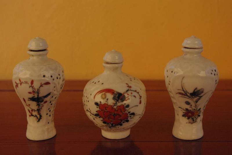 Chinese porcelain snuff bottle lot Insects of China 1