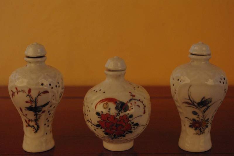 Chinese porcelain snuff bottle lot Insects of China 2