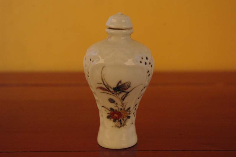 Chinese porcelain snuff bottle lot Insects of China 3