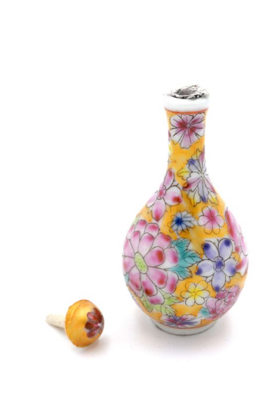 Chinese Porcelain Snuff Bottle Multicolored flowers 3 3