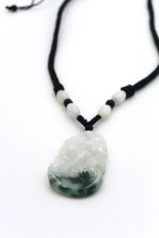 Chinesische Astrologie Jade Anhänger - Weiß - Grün Spot - Büffel 2