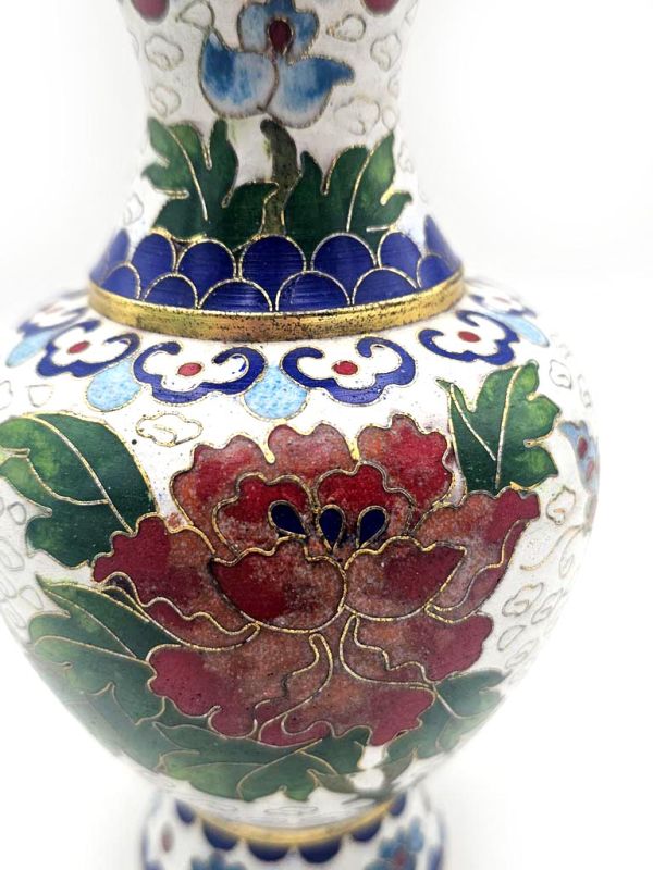 Bilder überfliegen für die vergrößerung Chinesische Cloisonné-Vasen: Handwerkskunst und Tradition - Weiß / Blumen 2