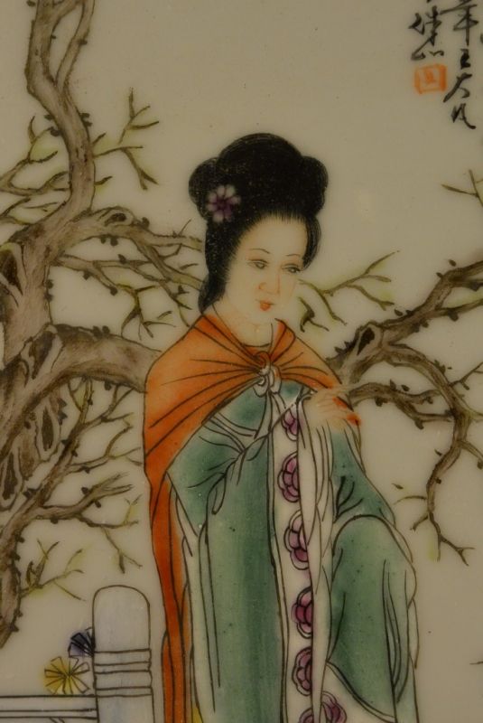 Chinesische Holzplatte und Porzellan Hofdame 1 4
