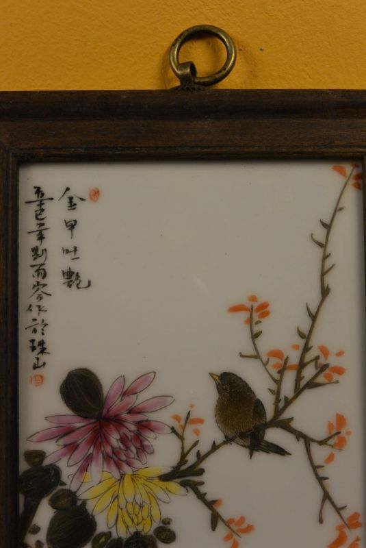 Chinesische Holzplatte und Porzellan Vogel auf einem Ast 2