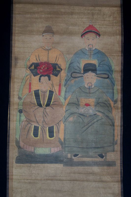 Chinesische Mandarin-Familie – Malerei auf Papier – Mitte des 20. Jahrhunderts – 4 Charaktere 2