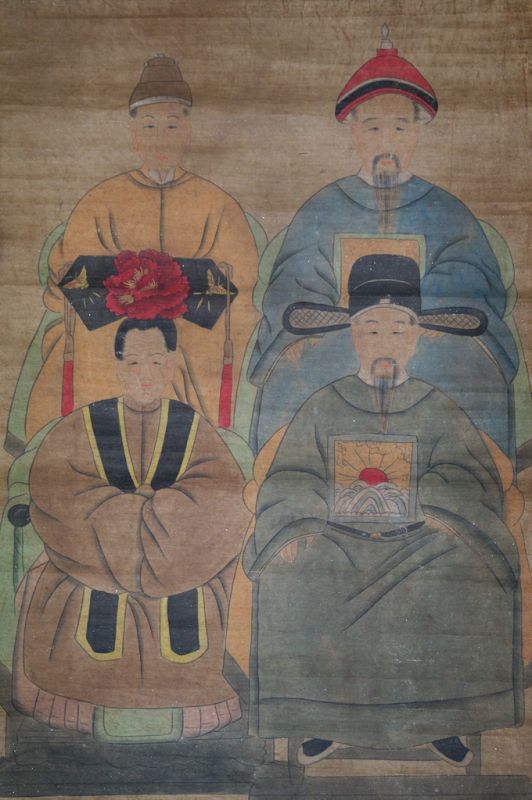 Chinesische Mandarin-Familie – Malerei auf Papier – Mitte des 20. Jahrhunderts – 4 Charaktere 3
