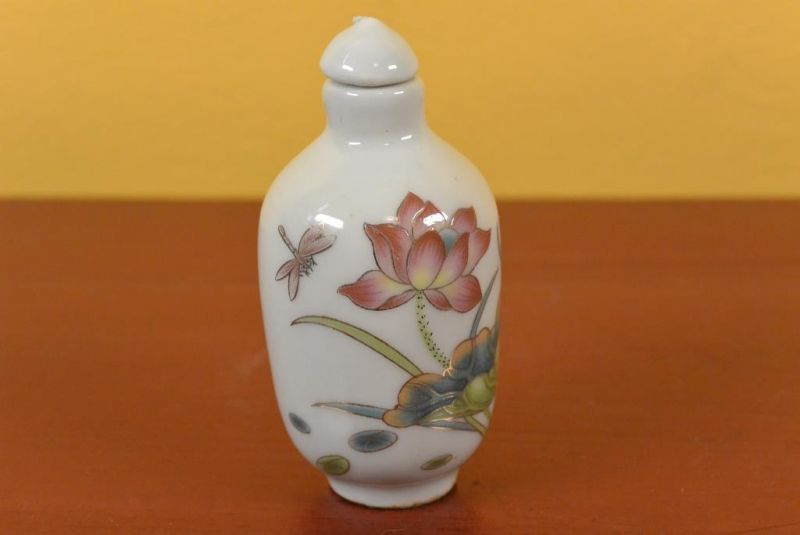 Chinesische Porzellan Schnupftabakflasche Blumen und Libelle 2