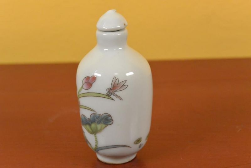 Chinesische Porzellan Schnupftabakflasche Blumen und Libelle 3