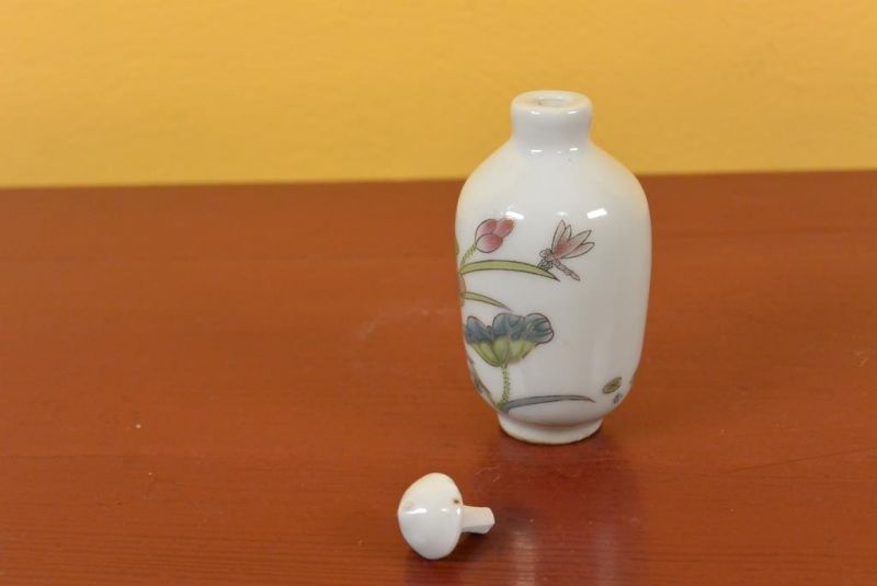 Chinesische Porzellan Schnupftabakflasche Blumen und Libelle 4