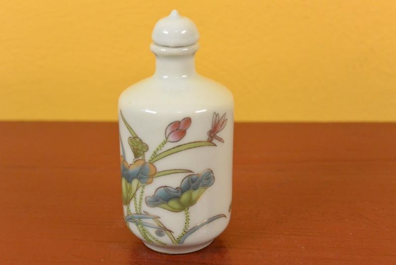 Chinesische Porzellan Schnupftabakflasche Blumen und Libelle 2