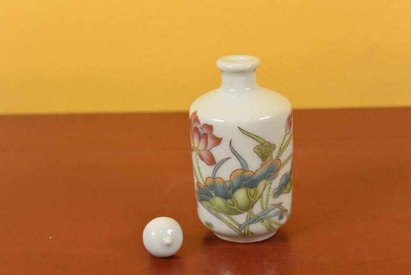 Chinesische Porzellan Schnupftabakflasche Blumen und Libelle 3