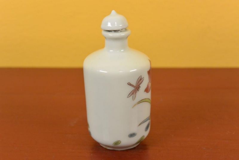 Chinesische Porzellan Schnupftabakflasche Blumen und Libelle 4