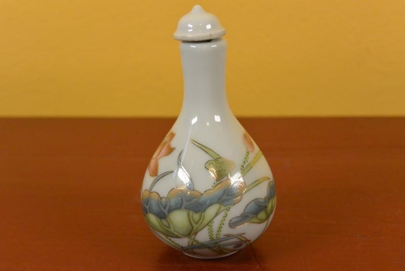 Chinesische Porzellan Schnupftabakflasche Blumen und Libelle 2