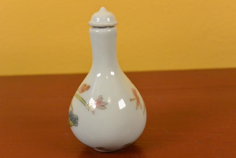 Chinesische Porzellan Schnupftabakflasche Blumen und Libelle 3