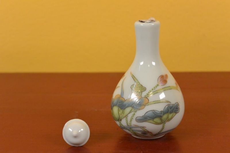 Chinesische Porzellan Schnupftabakflasche Blumen und Libelle 4