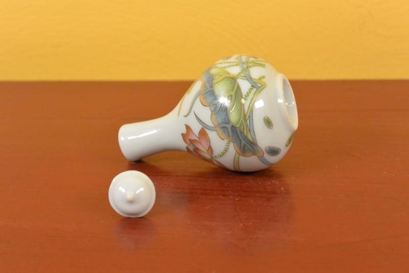 Chinesische Porzellan Schnupftabakflasche Blumen und Libelle 5