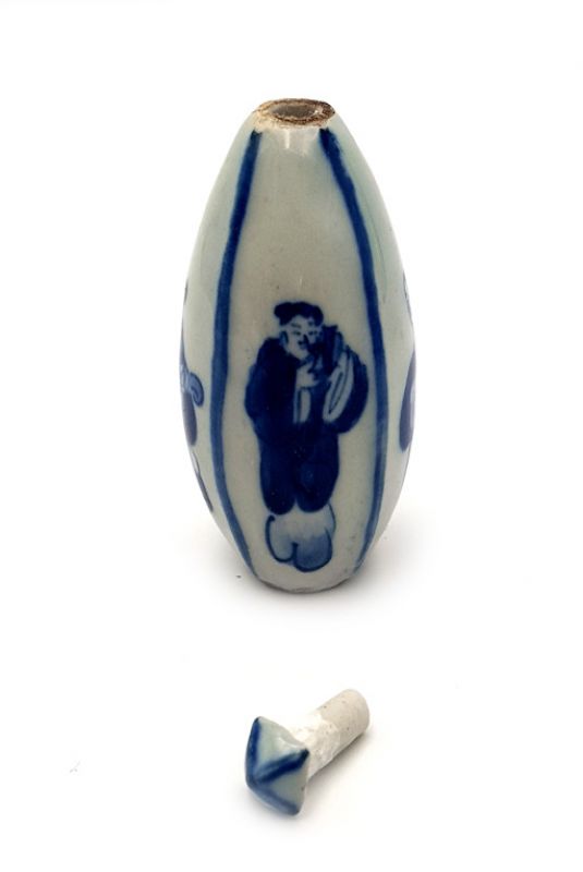 Chinesische Porzellan Schnupftabakflasche - Die 4 Zeichen 3