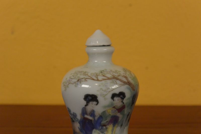 Chinesische Porzellan Schnupftabakflasche Hofdame 1 2