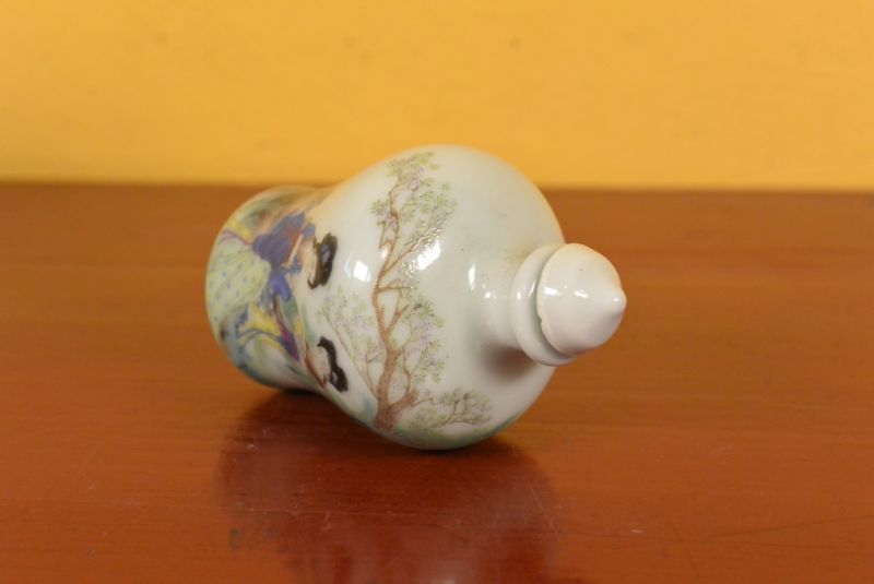 Chinesische Porzellan Schnupftabakflasche Hofdame 1 5