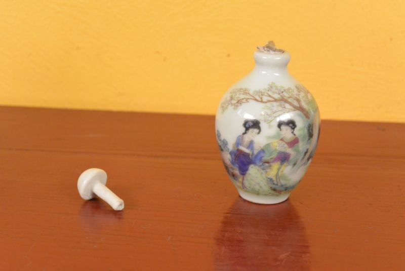 Chinesische Porzellan Schnupftabakflasche Hofdame 4 5
