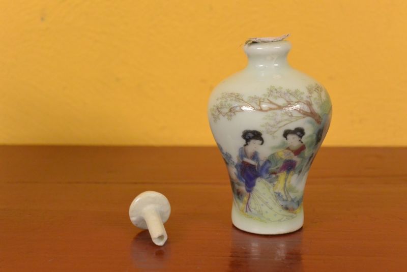 Chinesische Porzellan Schnupftabakflasche Hofdame 5 5