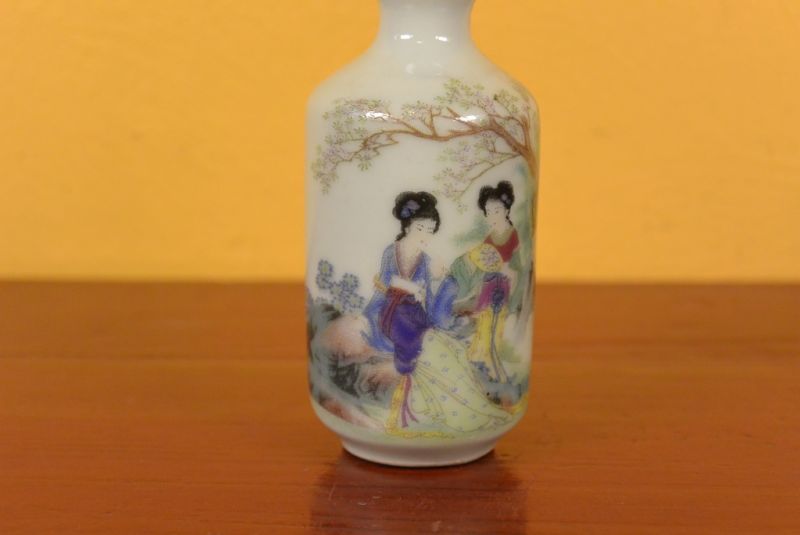Chinesische Porzellan Schnupftabakflasche Hofdame 6 2