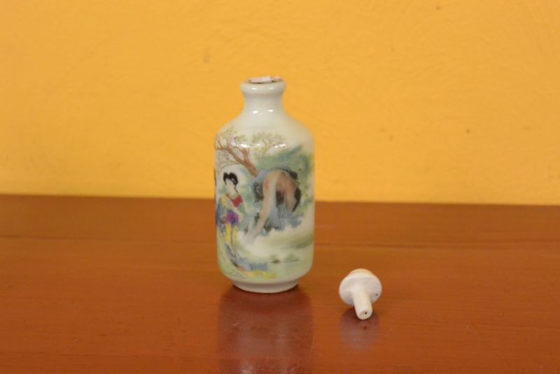 Chinesische Porzellan Schnupftabakflasche Hofdame 6 4
