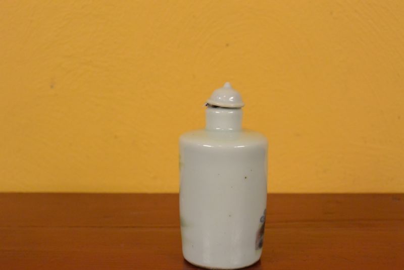 Chinesische Porzellan Schnupftabakflasche Hofdame 7 3