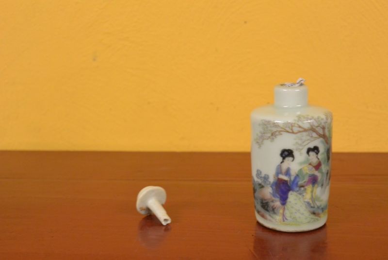 Chinesische Porzellan Schnupftabakflasche Hofdame 7 5