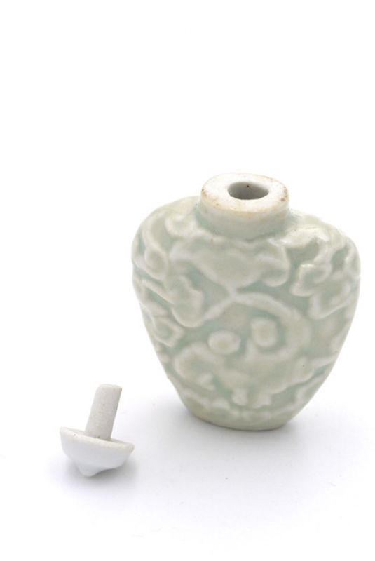Chinesische Porzellan Schnupftabakflasche - Weiß mit grünen Highlights 2