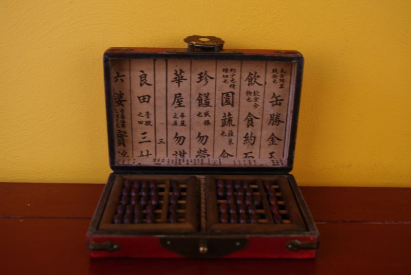 Chinesische Schatullen und Zwei Abakus Rot 5