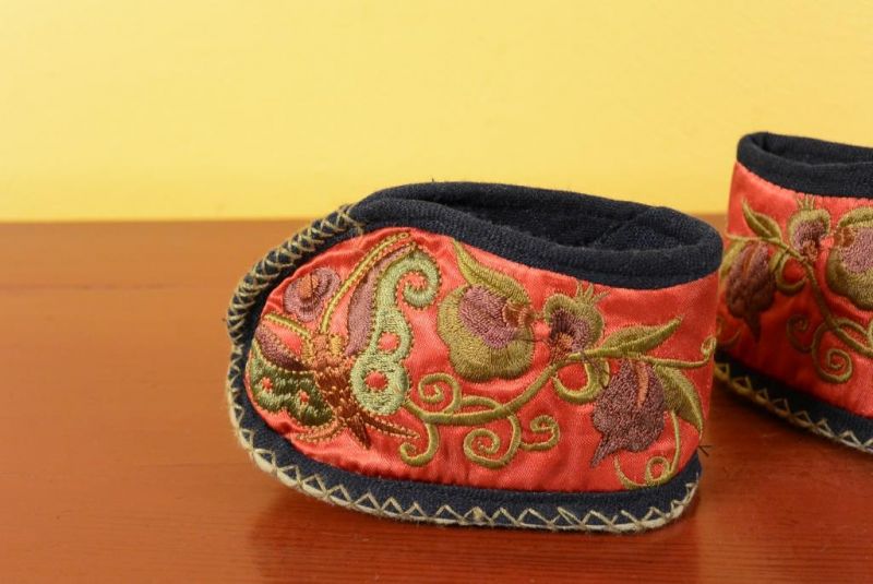 Chinesische Stickerei - Miao Babyschuhe - Rot und golden 2