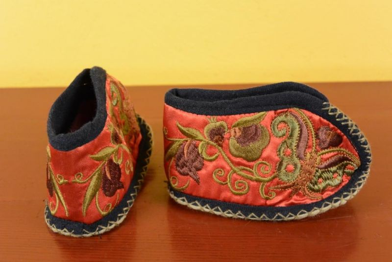 Chinesische Stickerei - Miao Babyschuhe - Rot und golden 3