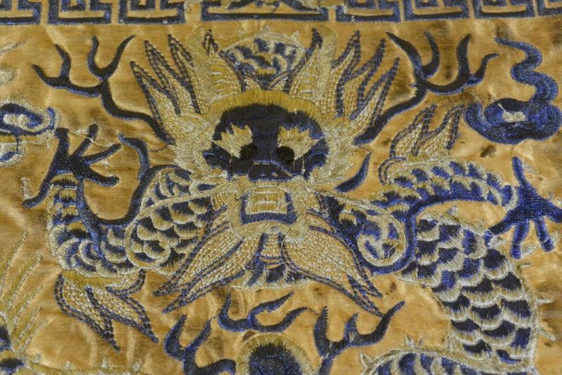 Chinesische Stickerei - Quadratischer Vorfahre - Emblem - Gelb und Blau - Drache 2