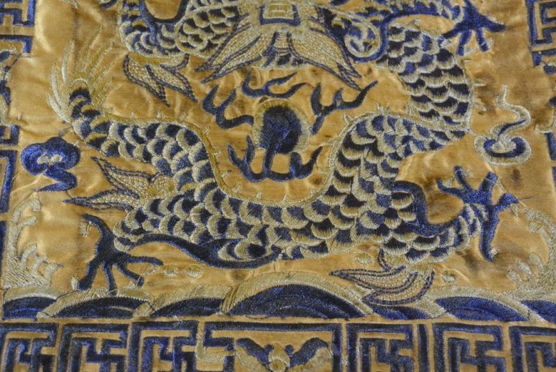 Chinesische Stickerei - Quadratischer Vorfahre - Emblem - Gelb und Blau - Drache 3