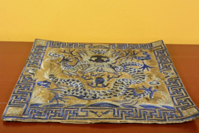 Chinesische Stickerei - Quadratischer Vorfahre - Emblem - Gelb und Blau - Drache 4
