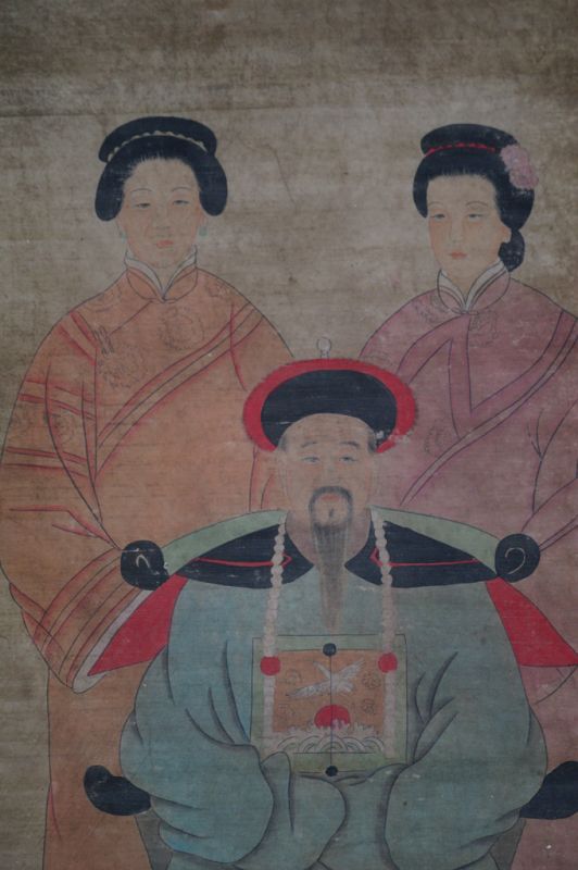 Chinesische Würdenträgerfamilie – Malerei auf Papier – Mitte des 20. Jahrhunderts – 3 Charaktere 3