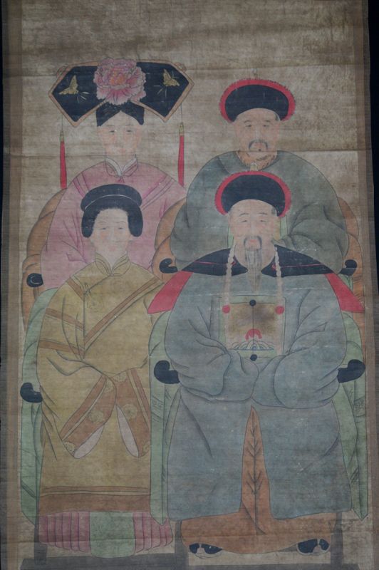 Chinesische Würdenträgerfamilie – Malerei auf Papier – Mitte des 20. Jahrhunderts – 4 Charaktere 2