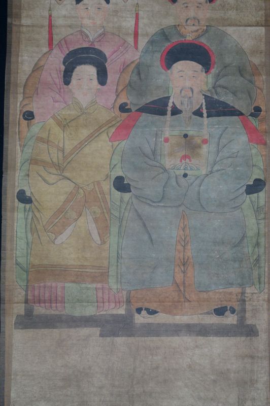 Chinesische Würdenträgerfamilie – Malerei auf Papier – Mitte des 20. Jahrhunderts – 4 Charaktere 4