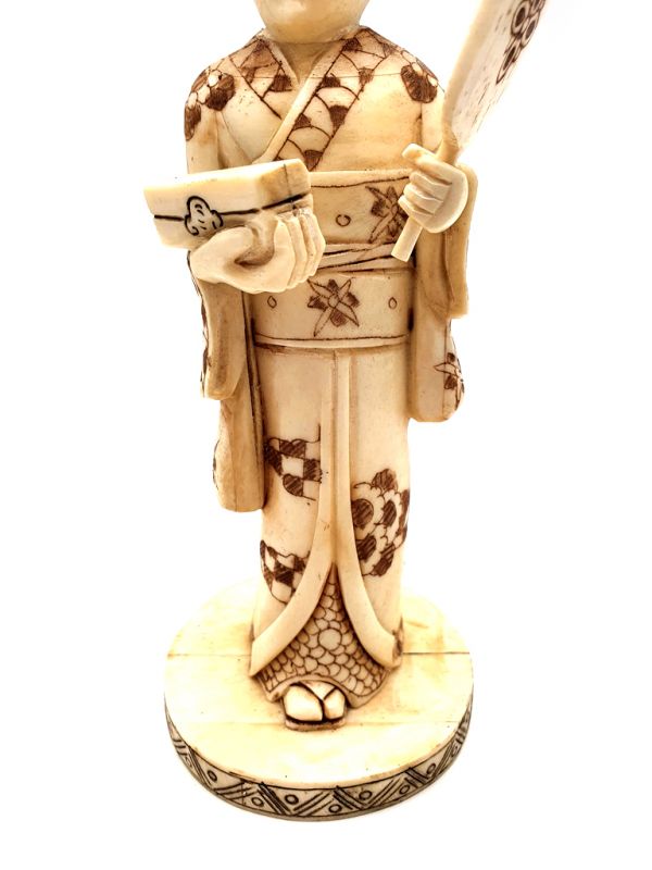 Chinesischer Büffelknochen-Okimono - Geisha mit einem Ventilator 3