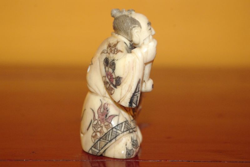 Chinesisches Netsuke aus Knochen japanischen Zeichen 5